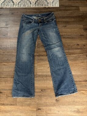 American Eagle Outfitters Women’s Flare Jeans in Medium Blue Wash
